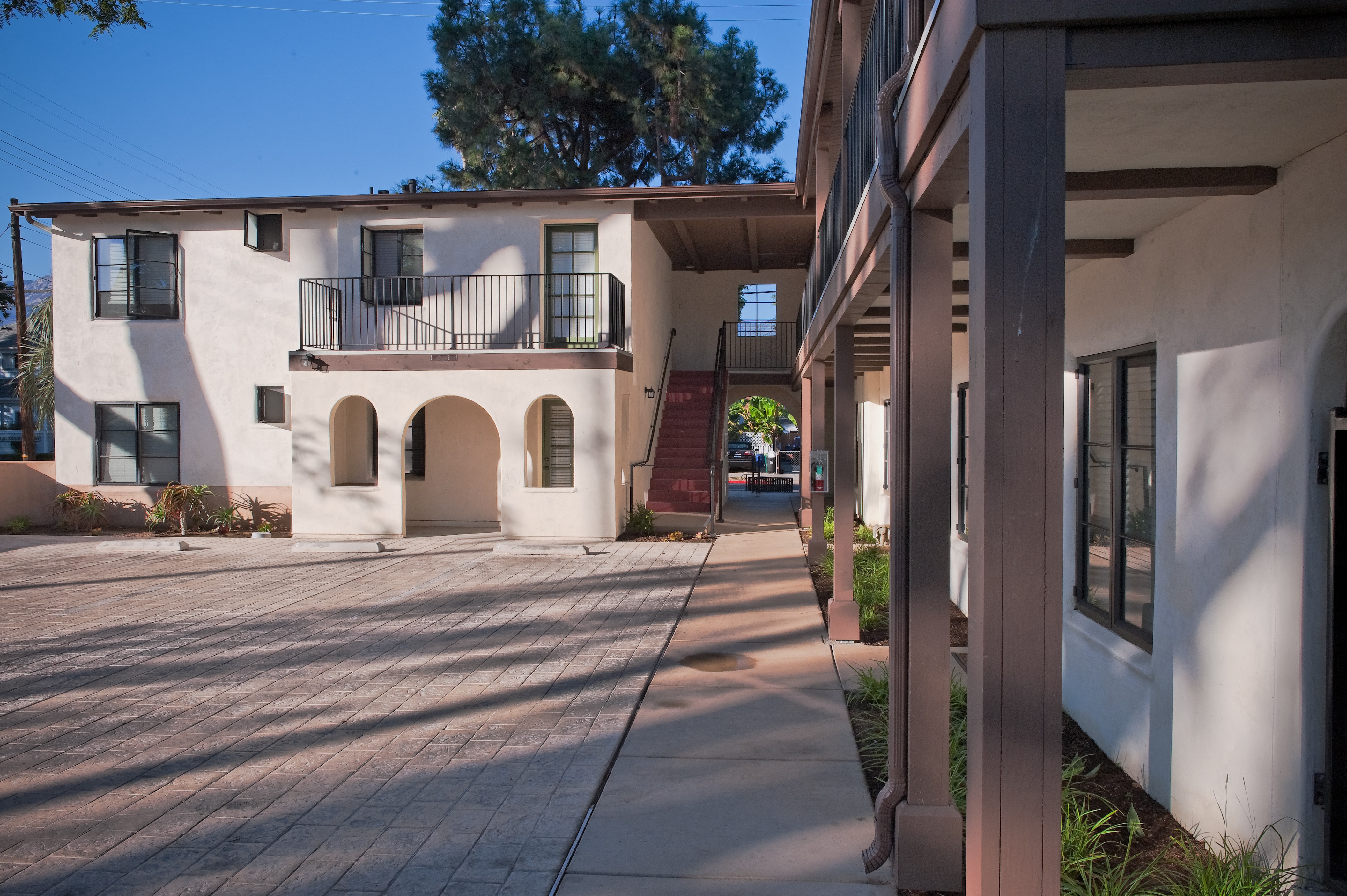 633 De La Vina Exterior
